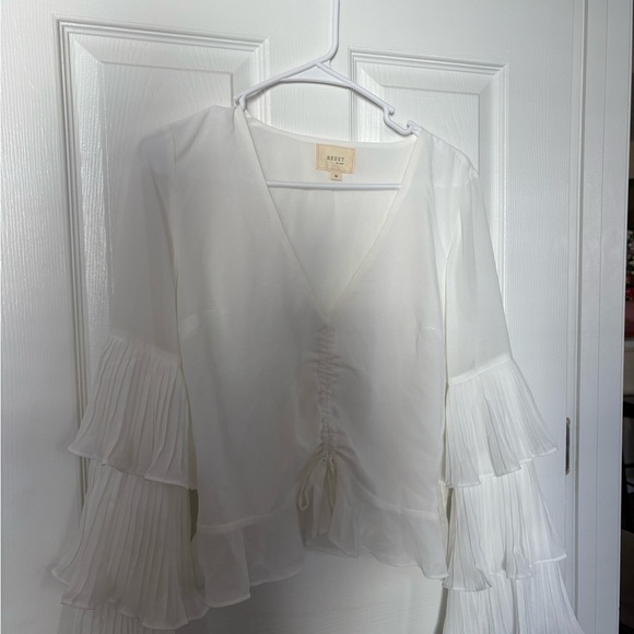 Elegant White Pleated Sleeve Blouse - Picture 3 of 4